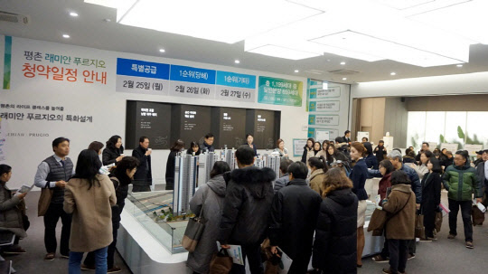 평촌 래미안 푸르지오 견본주택을 소비자들이 둘러보고 있다. <대우건설 제공>